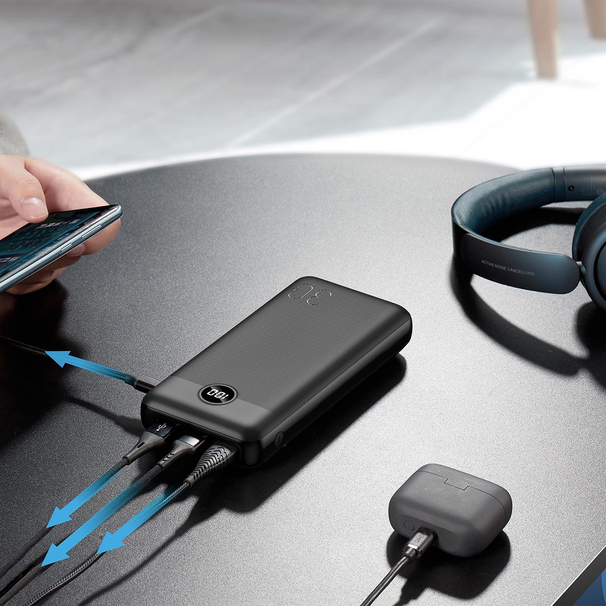4 wyjścia USB do ładowania urządzeń elektronicznych z systemem iOS i Android